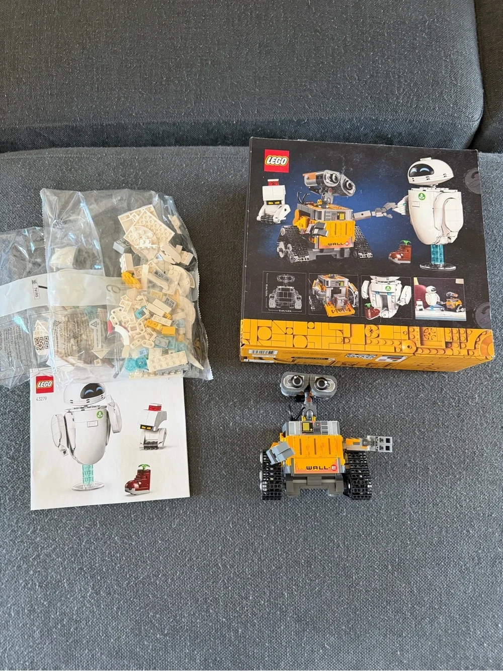 Lego Wall·E and EVE Set in Yellow, White, Gray, Black